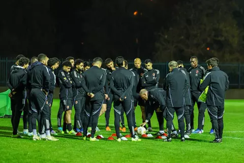 محاضرة مع لاعبي الأهلي.. توروب يشرح نقاط القوة والضعف في الترجي